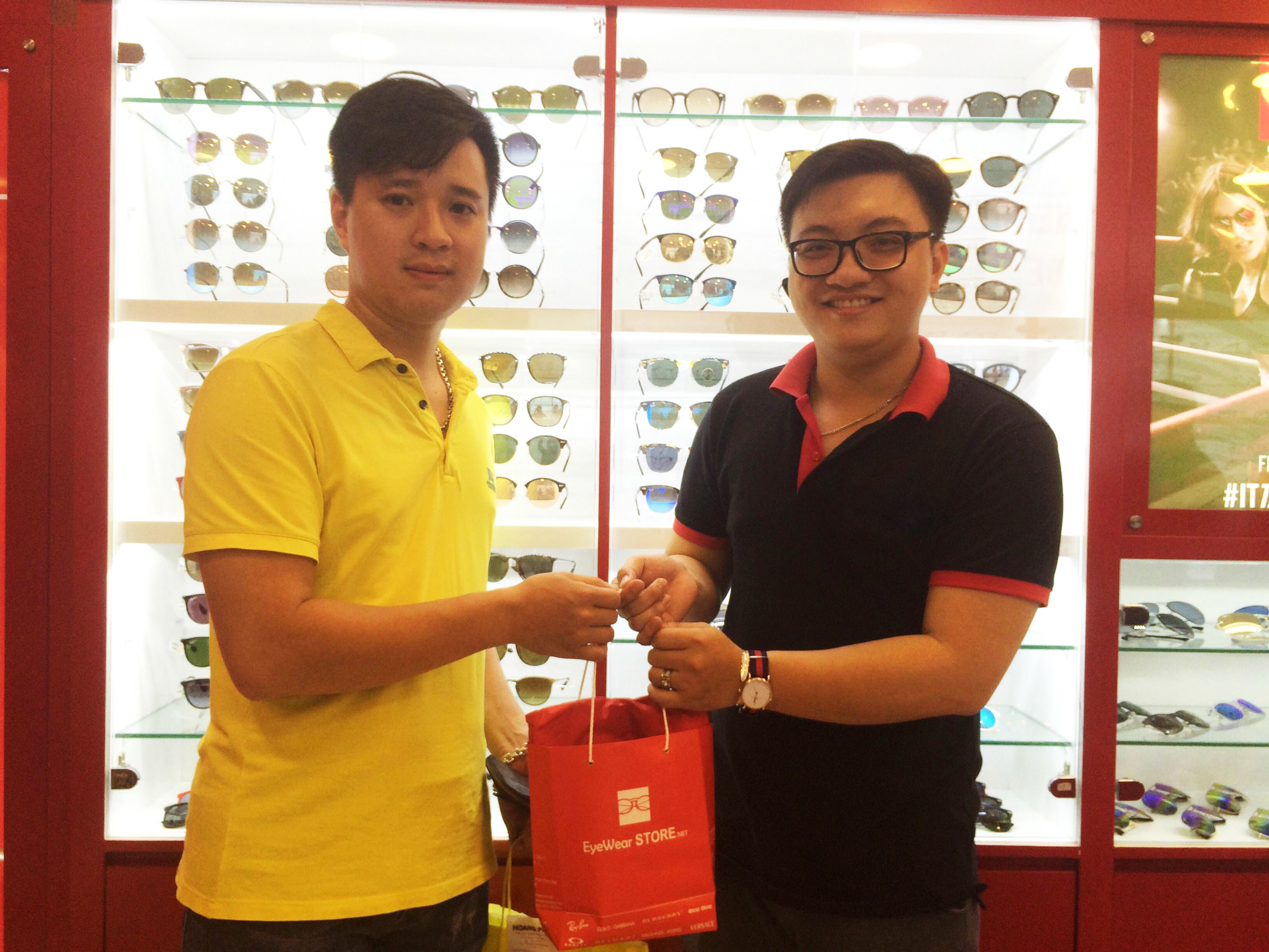 Khách hàng ủng hộ Eyewear STORE SG