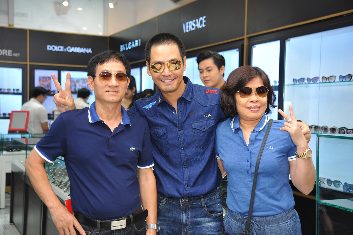 Những hình ảnh khách hàng đến tham quan và mua sắm trong ngày khai trương Eyewear STORE Sài Gòn